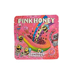 Die bunte Verpackung von 'kleine knospe' zeigt das fantasievolle CBD-Produkt 'Pink Honey' mit fröhlichen Bienen und einem Regenbogen.