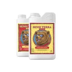 Auf dem Bild sind zwei Flaschen mit buntem Etikett eines Cannabis-Produkts von "kleine knospe" abgebildet, das den Namen Sensi Terra trägt.