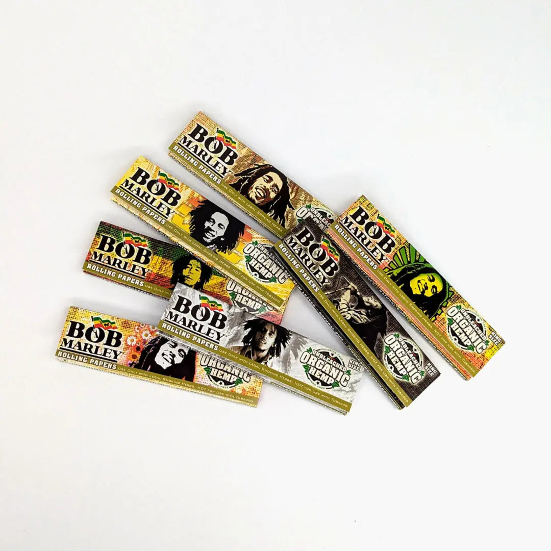 Dieses Bild zeigt eine Auswahl an farbenfrohen Bob Marley Rolling Papers, die perfekt für ein CBD-Produkt von kleine knospe geeignet sind.