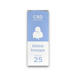 Die schlichte Verpackung des CBD-Aromaöls von kleine knospe in blau-weißer Gestaltung vermittelt Natürlichkeit und Qualität bei diesem Cannabis-Produkt.