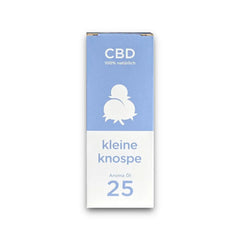 Die schlichte Verpackung des CBD-Aromaöls von kleine knospe in blau-weißer Gestaltung vermittelt Natürlichkeit und Qualität bei diesem Cannabis-Produkt.