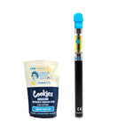 Das Bild zeigt ein CBD-Produkt von "kleine knospe" in Form eines Vape-Pens und einer dazugehörigen Verpackung, die zur Verdampfung von Cannabis-Produkten verwendet wird.