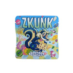 Die farbenfrohe Verpackung von kleine knospe präsentiert ein verspieltes, cartoonhaftes Design für ihr CBD-Produkt "Zkunk", unterstrichen mit lustigen, schwebenden Elementen und einem Comic-Tier in einem fantasievollen Cannabis-Universum.