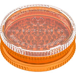 Das Bild zeigt einen transparenten, orangefarbenen Kunststoffgrinder, der ideal zum Zerkleinern von CBD-Blüten der Marke kleine knospe verwendet werden kann.
