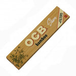 Das Bild zeigt OCB Bamboo Slim Papers mit Filtern, die zum Rollen eines CBD-Produkts von kleine knospe verwendet werden können.