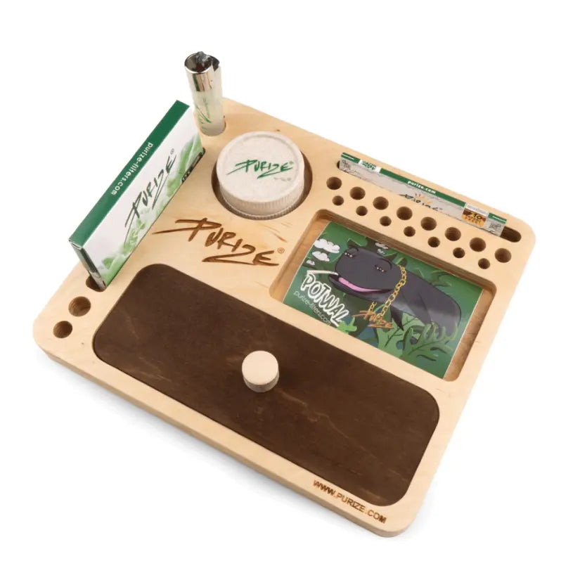 Dieses Bild zeigt ein stilvolles Holztablett für die Aufbewahrung und Organisation von Cannabis-Accessoires, perfekt für Produkte von "kleine knospe".