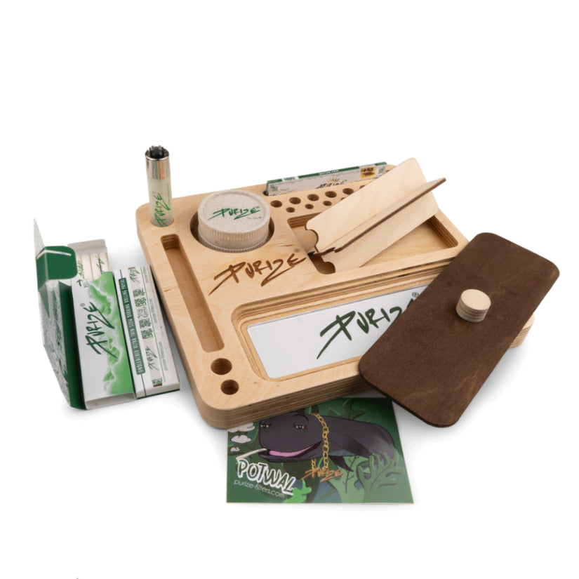 Das Bild zeigt eine stilvolle Holzkassette mit Zubehör von 'kleine knospe', die speziell für CBD- und Cannabis-Produkte entworfen wurde.