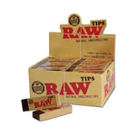 Das Bild zeigt eine Verpackung mit RAW Tips für Cannabisprodukte von "kleine knospe", die ideal zum Drehen von Joints sind.