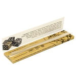 Dieses Bild zeigt dünne, braune Hanf-Papierblättchen von "kleine knospe", ideal für das Drehen von hochwertigen CBD-Produkten.